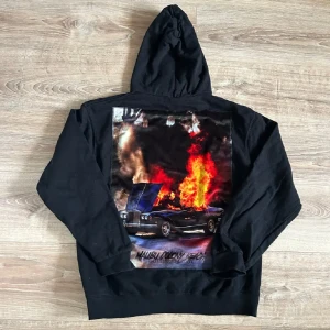 Bastille hoodie - En snygg T-shirt från bastille som vanligtvis kostar omkring 1000kr men nu säljs för 399kr. Tröjan är i toppen skick utan anmärkningar dock mindre i storlek. Hör av er vid ytterligare frågor annars fritt fram att använda ”köp nu”.