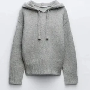 Grå stickad hoodie med huva - Mysig grå stickad hoodie med huva och snörning. Tröjan har ribbade muddar och är långärmad, perfekt för kyliga dagar. Enkel och stilren design som passar till allt. Skriv för fler frågor , lite nopprig men annars i bra skick 