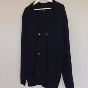 Massimo Dutti stickad kavaj  - MASSIMO DUTTI STICKAD KAVAJ  Storlek : XL  Passform : Normal  Användning : Kavajen är i ett väldigt fint skick utan defekter  Nypris : Cirka 2300SEK