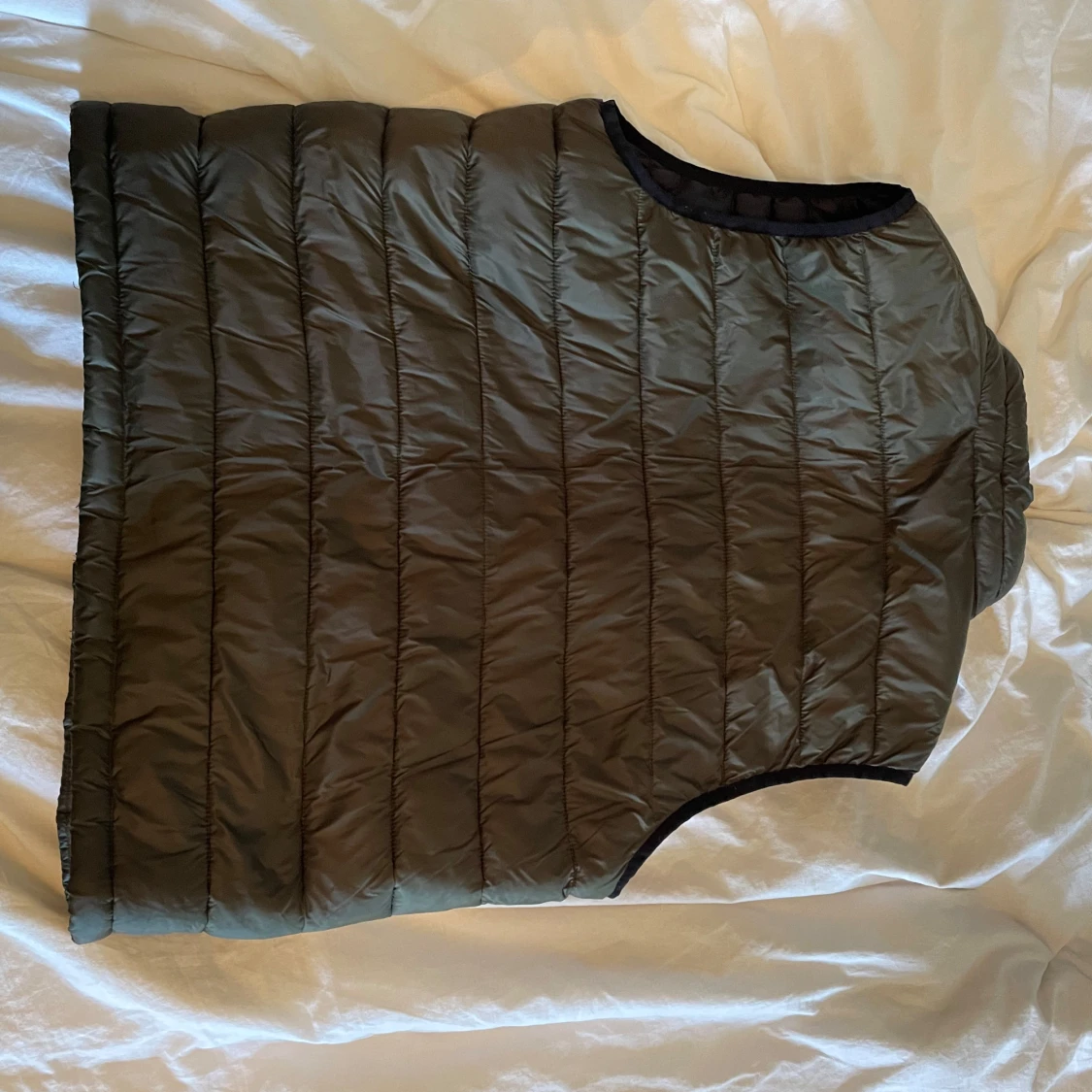 Svart quiltad dunväst med dragkedja - 1