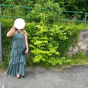 VM felicia långklänning- färgen:balsam green - Endast använd vid ett tillfälle, superfin med en liten ros detalj och öppen rygg. Perfekt till sommarens festligheter. Nypris: 1 199. Storlek S men snarare som en s/m. 💚Pris kan diskuteras!
