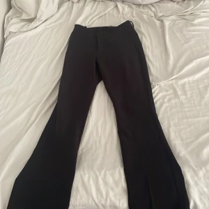 Svarta bootcut byxor från BikBok - Snygga svarta bootcut byxor från BikBok i storlek 36. Byxorna har en klassisk passform med utsvängda ben och midwaste midja. Har använd dom enstaka gånger då dom har blivit för små. Pris kan diskuteras 