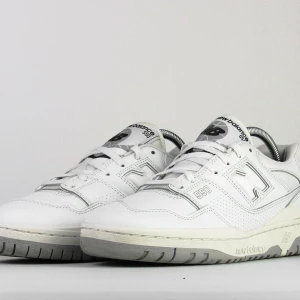 New Balance 550  - Ett par stilrena New Balance 550 sneakers i en tidlös vit färg. Dessa perfekta New Balance är restaurerade för att upplevas som nya.   Nypris: 1650:-  OBS: Bilderna är tagna av oss (Green Sneaks). Det är exakt detta par du får i detta skick.