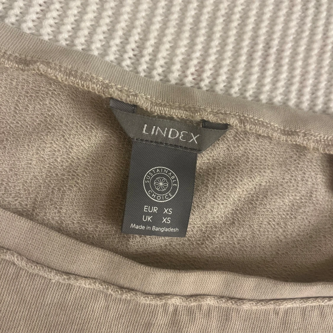 Beige croppad tröja från Lindex - 1