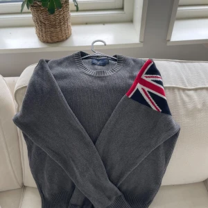 Grå stickad tröja Henri Lloyd S - Grå stickad tröja från Henri Lloyd i storlek S