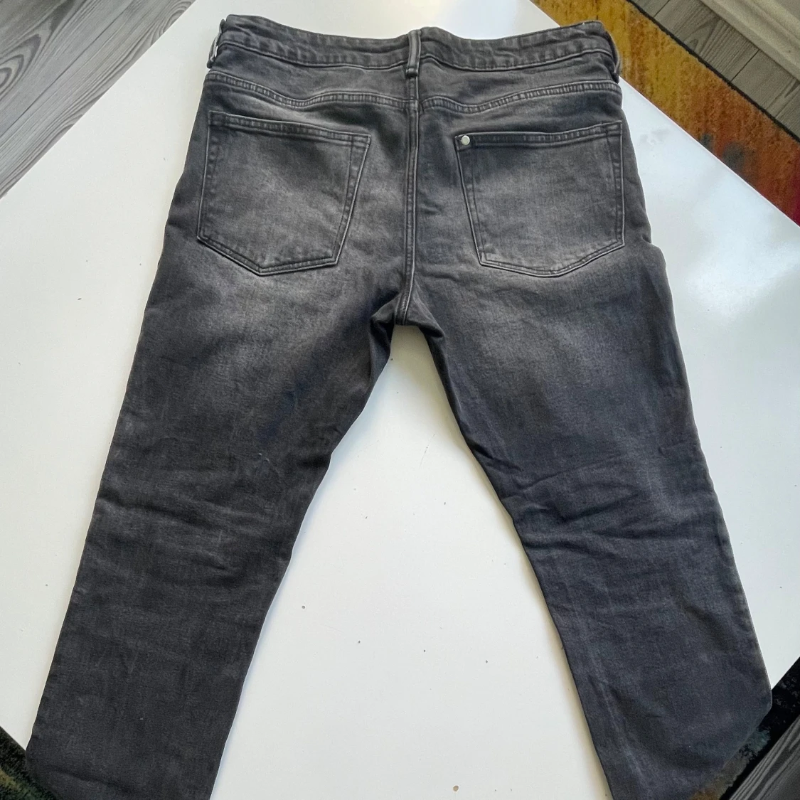 Grå straight fit jeans från H&M - 1