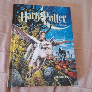 Harry Potter och fången från Azkaban - Följ med Harry Potter på ett magiskt äventyr! Den här boken bjuder på spänning, mystik och fantastiska varelser. Perfekt för dig som älskar fantasy och vill försvinna in i en magisk värld full av överraskningar.