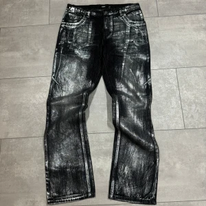 jaded london jeans  - Yo säljer dessa jaded london waxed/coated jeans. Dem är inprincip helt nya och endast använda till en bild i cirka 1 timme. Tyvärr passar dem ej mig därav säljer jag dem annars är dem riktigt snygga. Jeansen har en riktigt snygg waxed/coated look! 