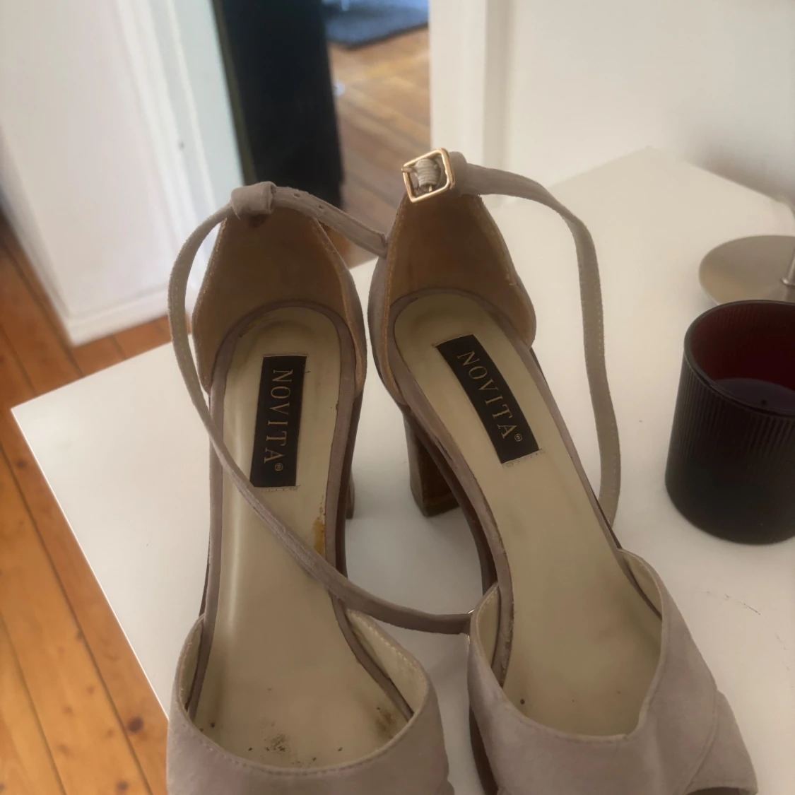 Grå mockasandaler med klack från Novita - 1