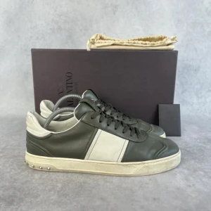 Valentino flycrew sneaker - – Condition: 7/10  – What is included: Dustbag  – Retail price: 7600 + (Sold out model)
