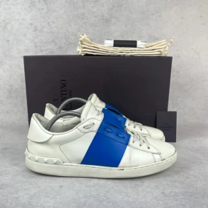Valentino open sneaker - – Condition: 7/10 - repaired  – Color: White and blue  – What is included: Only the sneakers  – Retail price: 7280