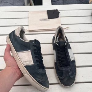 Valentino flycrew - Valentino flycrew | Storlek: 43 | Skick: Okej | Nitar: 5 nitar kvar | Ingår: Skorna, Dustbag, Valentino kuvert samt kort. Priset går att diskutera