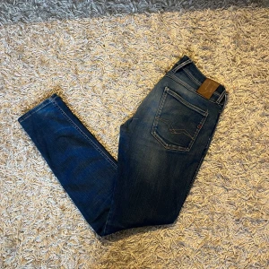 Blå Replay anbass hyperflex jeans slim fit  - Säljer ett par mörkblå Replay Anbass jeans med slim passform och en riktigt fet wash. Lite slitna i grenen annars bra skick. storlek 32 mått kan såklart skickas vid osäkerhet. Postas antigen samma dag som köp eller dagen därpå🙌💯