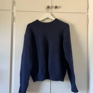 Stickad tröja - Marinblå stickad tröja från Gina Tricot i storlek 158/164 men passar mig bra som har xs/s. Lite nopprig men inga hål eller fläckar. Kolla gärna igenom mina andra annonser🫶 Passa på medan jag har fri frakt på allt!