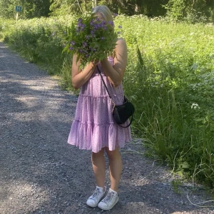 Blommig klänning - Säljer denna jättefina klänning från newyorker som jag använt en gång en midsommar. Nyskick och jätteskön och flowy att ha på sig. Säljer för 100kr + frakt🩷