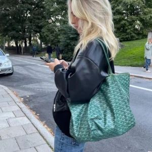 POPULÄR SKINNJACKA ZARA - Jätte eftertraktad skinnjacka / bomberjacka ifrån Zara. strl S. Först till kvarn!