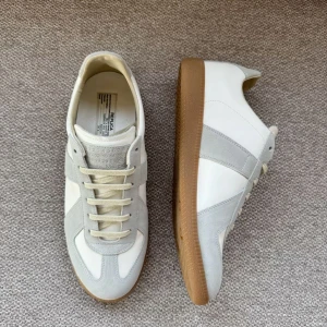 Maison Margiela  - Säljer dessa vita Maison, mycket bra skick och i storlek 42. Hör av vid funderingar! Box medkommer