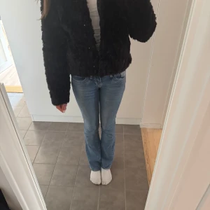 Svart pälsjacka  - Säljer min fina pälsjacka från vila, säljs då jag har andra jackor💕
