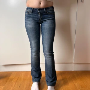 Lågmidjade bootcut jeans Crocker  - Lågmidjade jeans med lätt bootcut från crocker. Storlek 26. Midjemått:35 stretch till 38  innerbenslängd: 78. Köp sker via köp nu, jag postar inom 24h. Kvar tills markerad såld 