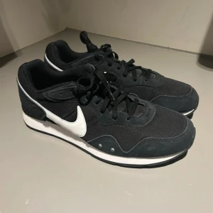 Nike venture runner - Svarta sneakers i modellen Venture runner. Mycket bra skick, använda 1-3 ggr. Storlek 47,5. 