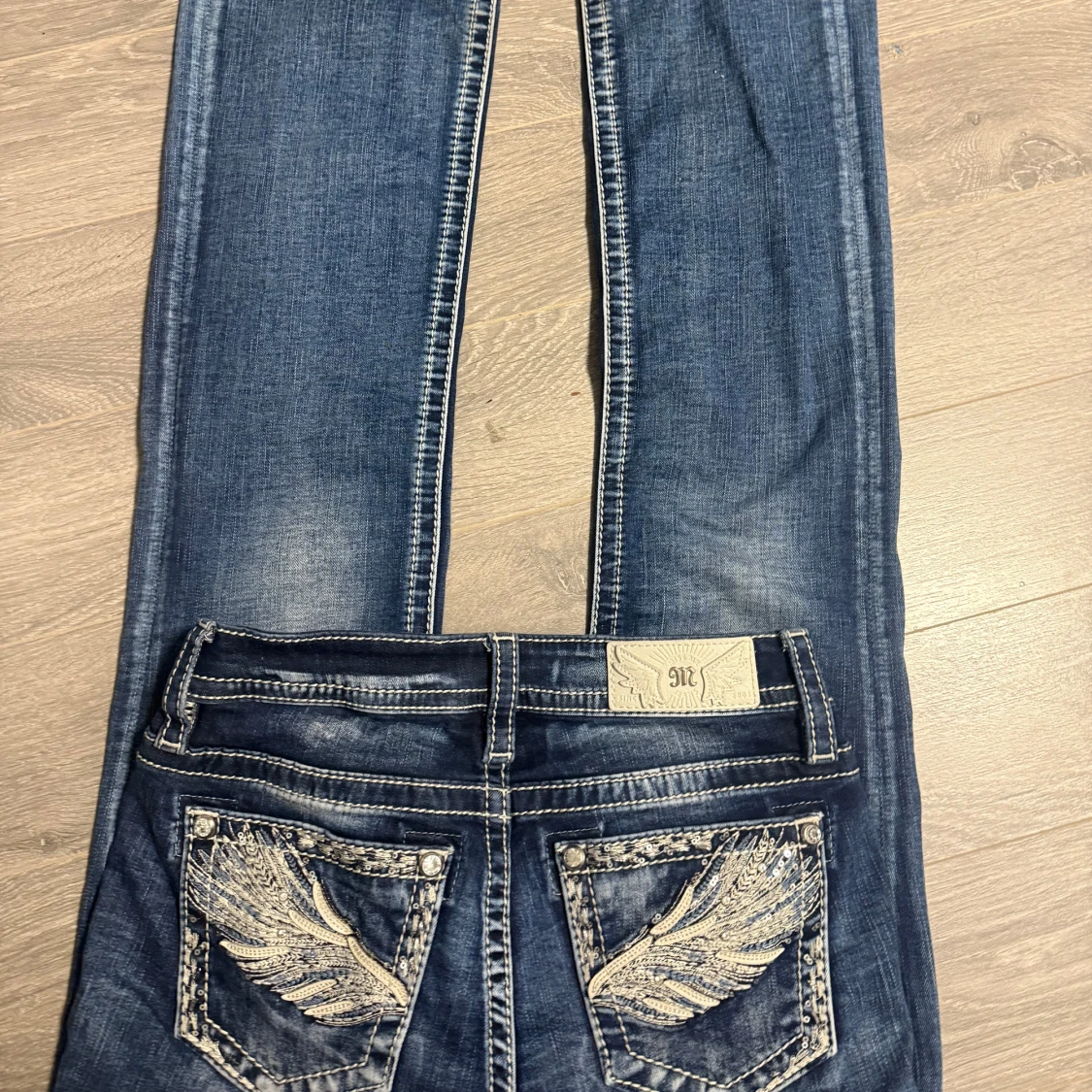 Miss Me jeans med broderade fickor - 1