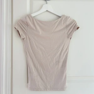 T-shirt med öppen rygg - Beige kortärmad med öppen rygg från ginatricos soft touch kollektion💞