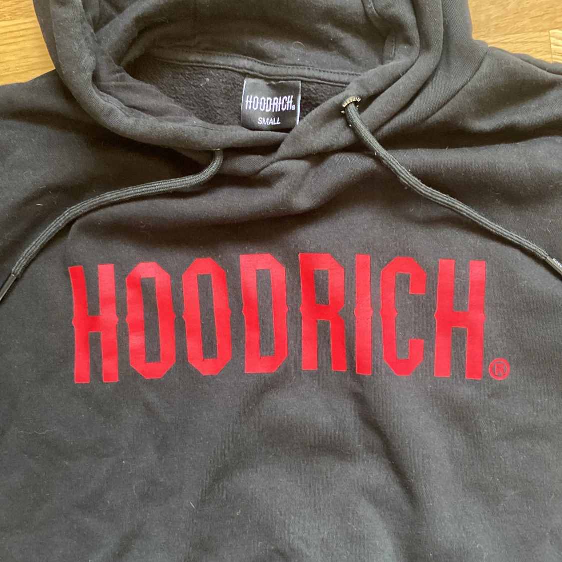 Svart HOODRICH hoodie med röd logga - 3