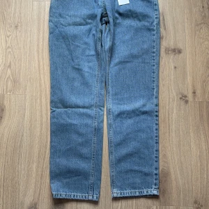 Grunt Street Loose, jeans - Jeans, från Grunt, modell Street Loose i mellanblå tvätt med rak passform. Jeansen har fem fickor, normal midja och är tillverkade i robust denim. Aldrig använda, prislapp kvar. 