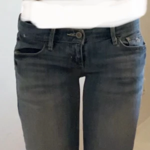 SUPERLÅGMIDJADE jeans från hollister💗 - Jättelågmidjade jeans från hollister i blå färg. Storlek 0S typ xs eller xxs. Flare och bootcut