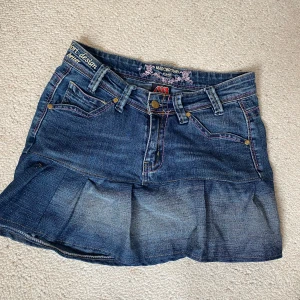 Blå jeans kjol  - Säljer en blå jeans kjol med rosa stygn💗Skriv innan du klickar på köp eller om du har någon fråga💗