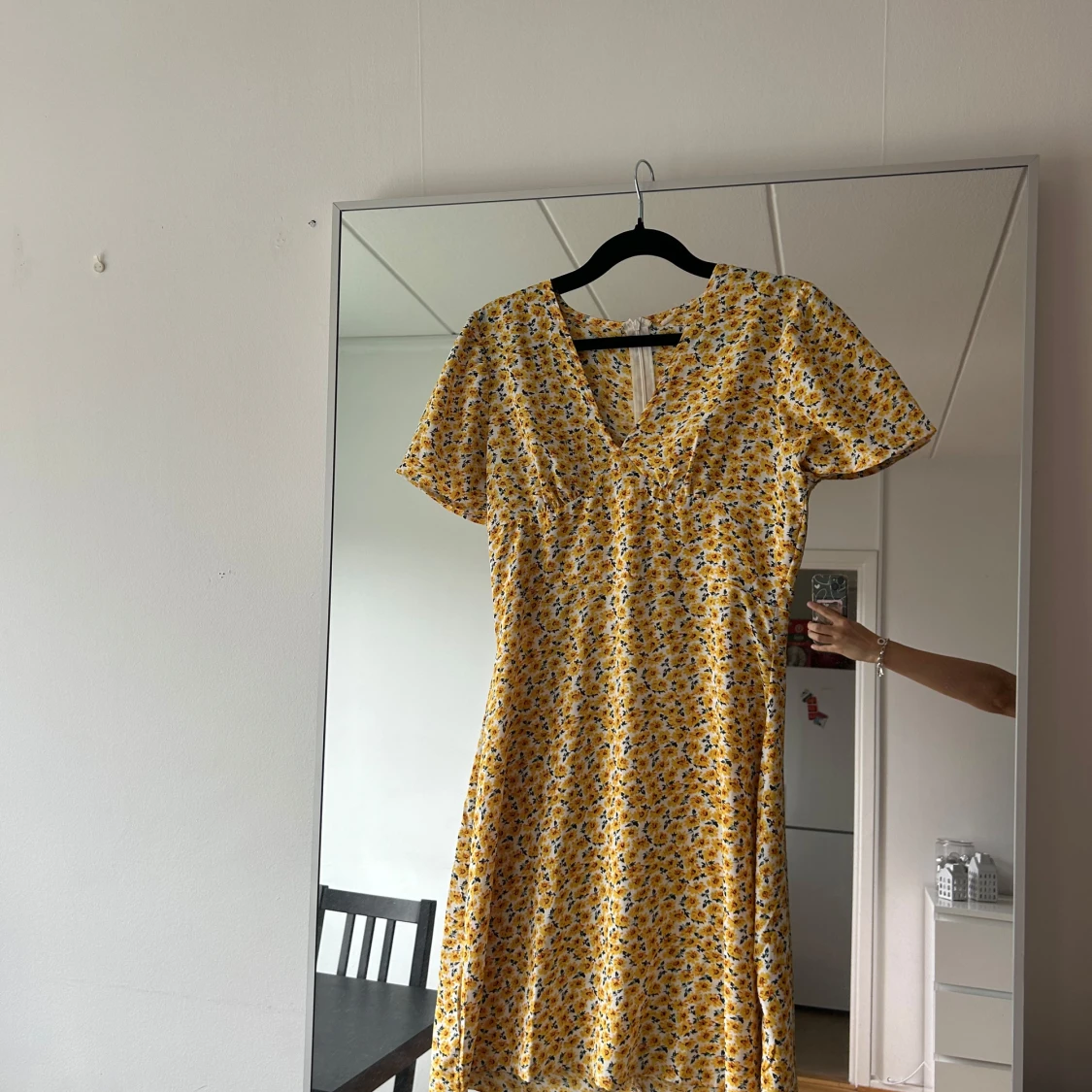 Gul blommig kortklänning med v-ringning - 1