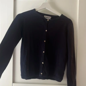 Mörkblå kofta från Zara Girls - en otrolig fin mörkblå kofta med guld detaljer. Passar perfekt till en simpel outfit med jeans och ett linne❤️