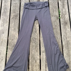 Grå bootcut mjukisbyxor - Sjukt sköna yogapants som sitter sjukt snyggt i rumpan!