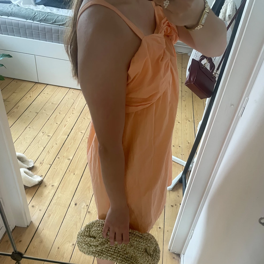 Persikofärgad kort klänning med rosett - 1