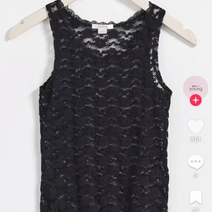 Svart spetsig linnetopp från Gina Tricot - aldrig använd och säljs ej längre. Säljer en populär svart ärmlös linnetopp i spets från Gina Tricot. Toppen har ett transparent blommigt spetsmönster och rund halsringning. Perfekt att styla lager på lager eller som statement-piece till jeans.❤️