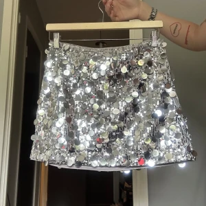 Glittrig Kjol - Aldrig använd, lapp finns kvar! Supersnygg festkjol som passar strl S 🩷