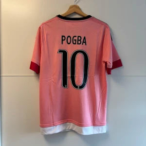 Pogba Juventus fotbollströja  - Juventus retro fotbollströja med Pogba på ryggen. Oversized S som passar M