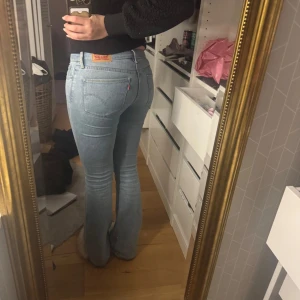 Supersnygga levis jeans - Säljer ett par superfina ljusblå jeans från levis. De är i storlek 26 och passar mig som är 168 i längden bra, passar kortare bra också. Säljer då de tyvärr är för små oxh jag kan knappt knäppa dom.   //Tilda🩷