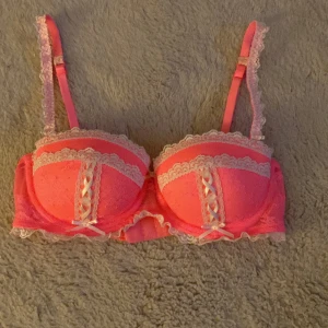 Rosa bh med spets 70b - Superfin rosa bh med en väldigt bra push-up, man kan ta av banden på bh-n skriv gärna om ni har några frågor💕
