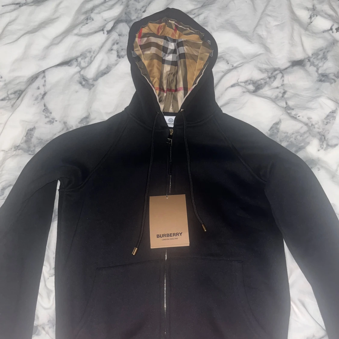 Svart Burberry hoodie med klassisk huva