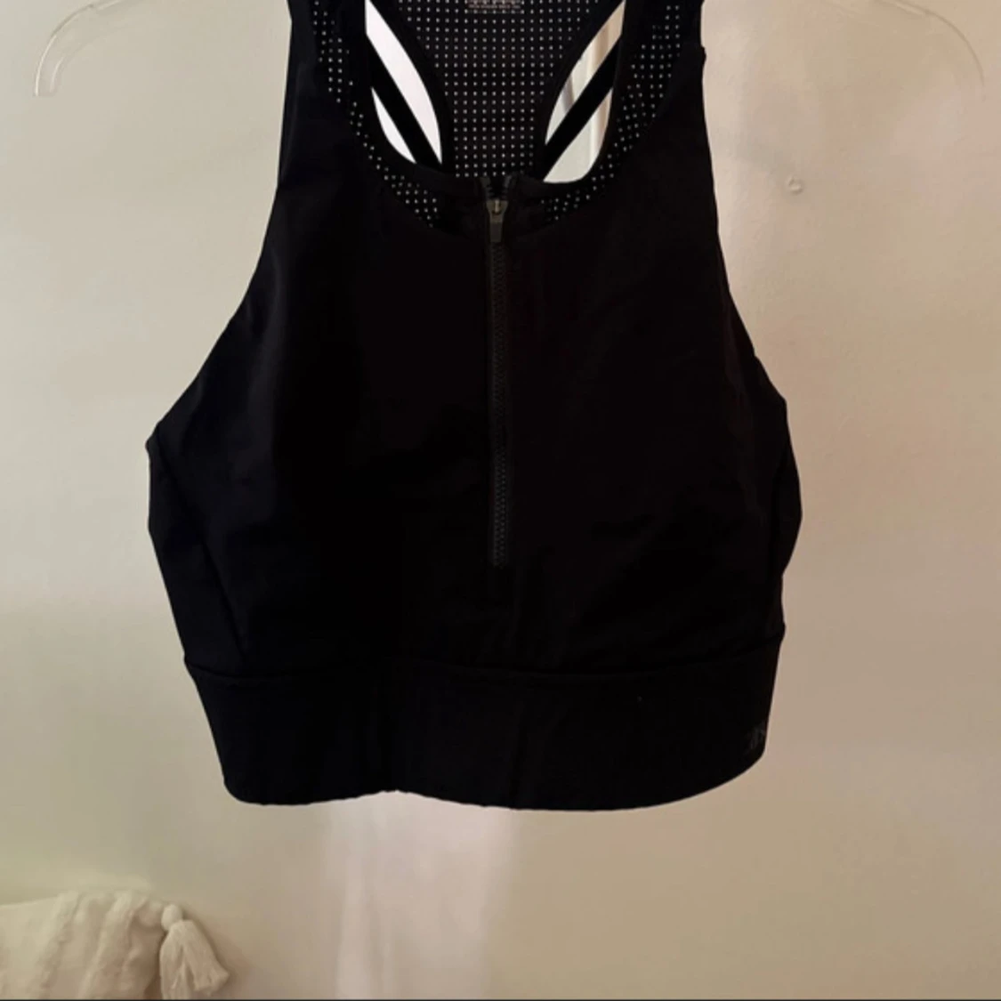 Svart sportig linnetopp med dragkedja