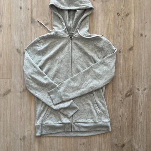 Zip Hoodie  - Skön hoodie från Lager 157 i storlek M passar inte mig så säljer den, knappast använd, skick 10/10, skriv om ni har frågor👍👍