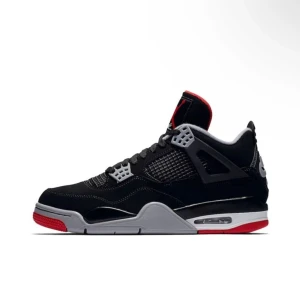 Nike Air Jordan 4 Black/Red - Nike Air Jordan 4 i svart mocka med grå och röda detaljer. Klassisk siluett med meshpaneler, snörning och synlig Air-sula. Perfekt för dig som vill sticka ut med en ikonisk sneaker med cool design och sköna material.