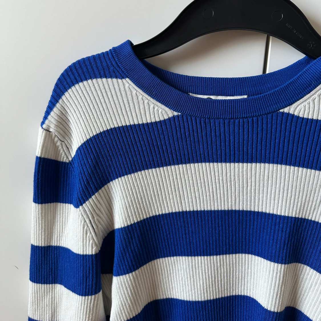 Randig blå och vit ribbad tröja - 1