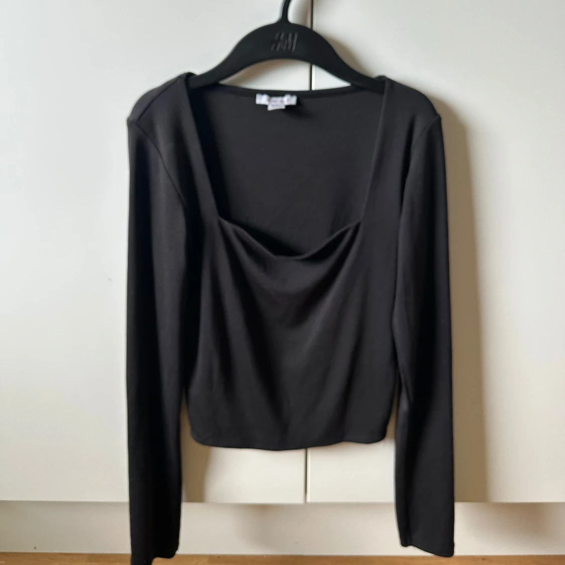 Svart långärmad topp från Amisu