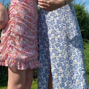 Blommig kortklänning från ONLY XS - Supersöt kortklänning från ONLY i blommigt mönster med rosa, orange och gröna toner. Klänningen har puffärmar, v-ringning, volangkant nertill och snygg rynkdetalj framtill. Perfekt för sommarens alla tillfällen! Nypris 399, säljs för 189kr🫶🏽