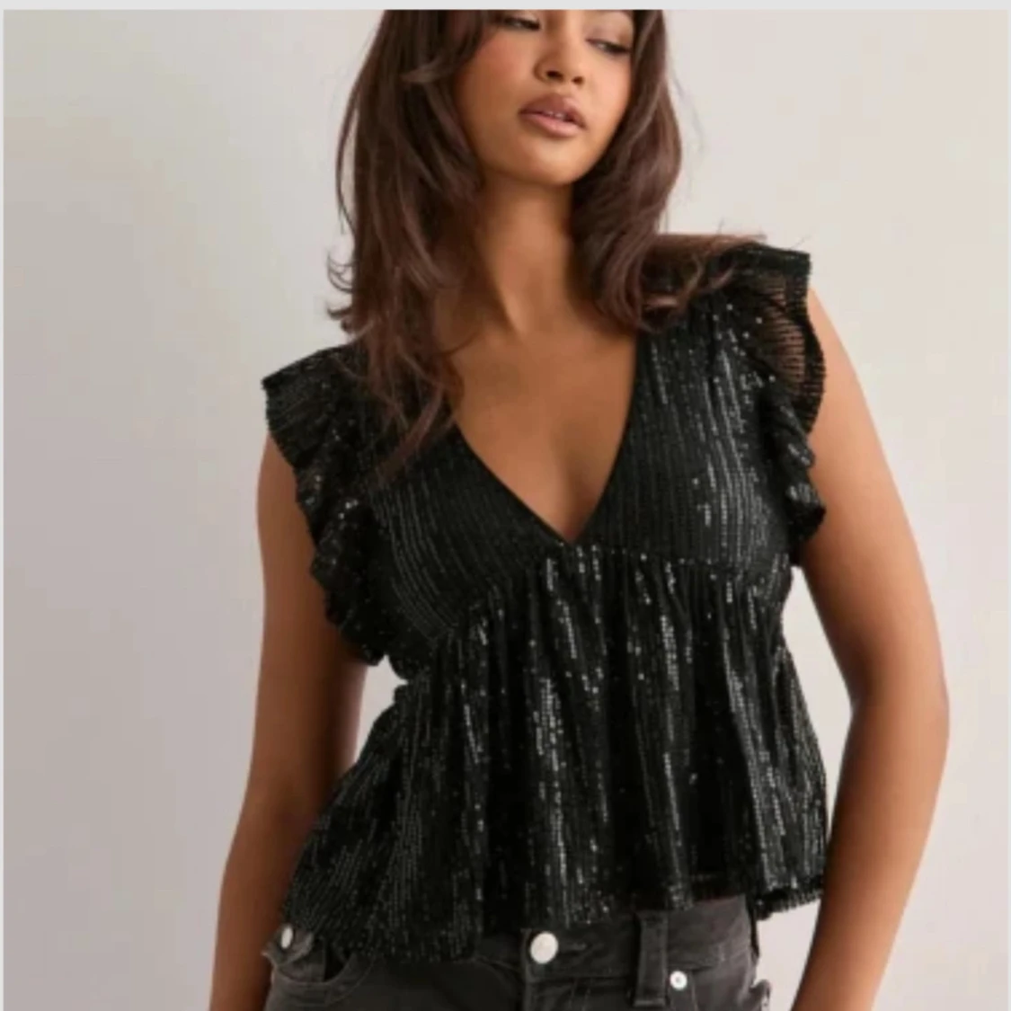 Svart glittrig volangtopp