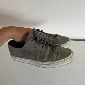 Axel Arigato skor  - Ett par snygga skor i toppen skick med skråmor enligt bilderna. Nypriset är omkring 2000kr och säljs nu för endast 399kr. Hör av er vid intresse av fler bilder! (postar inom 24h)