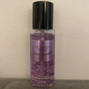 Victoria's Secret Love Spell mist - Parfym från victoria’s secret i doften ”love spell”✨ Har endast sprutat några sprut  Hör av dig om du har några funderingar 🥰