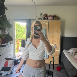 Blus - Fin vit blus köpt från berskha, inga tydliga defekter och säljs då min garderob måste tömmas asap!